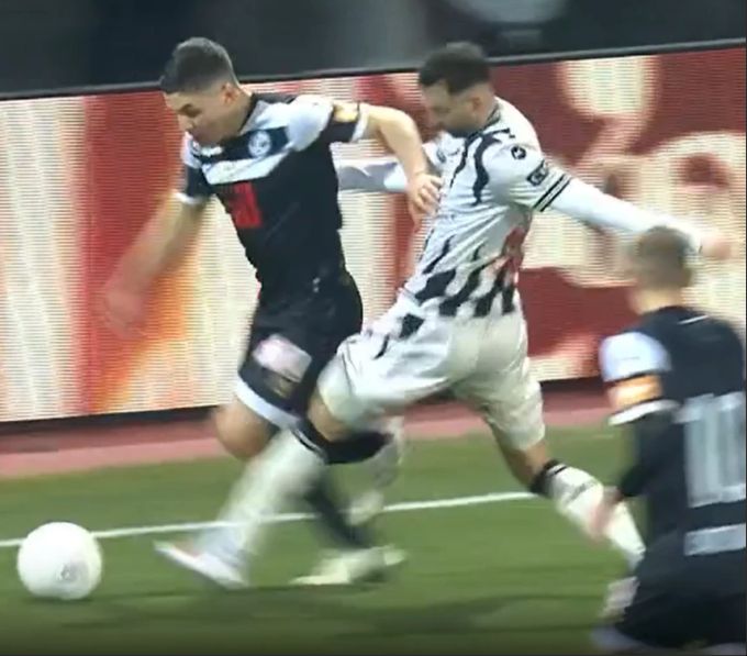 Dominik Schmid bringt Luganos Mattia Zanotti im Strafraum zu Fall. Der Abwehrspieler des FC Basel wird dafür nicht verwarnt. Dominik Schmid FC Basel