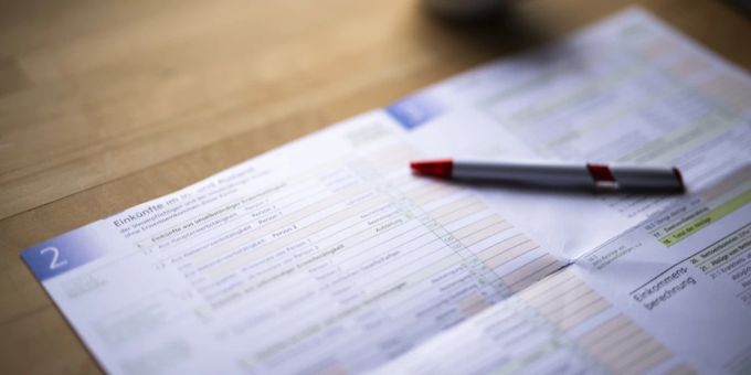 Im Kanton Obwalden sollen künftig einheitliche Fristen für Einsprachen gegen Steuerveranlagungen gelten, was eine einheitliche Regelung für alle Steuerpflichtigen darstellt. (Symbolbild) Steuer Formular