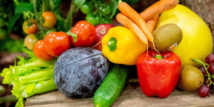 Veganes Essen verzichtet komplett auf jegliche tierische Bestandteile und nutzt nur pflanzliche Zutaten. Veganer sollten auf eine carotinhaltige Ernährung achten, zum Beispiel mit Möhren, Tomaten, Spinat und Paprika.