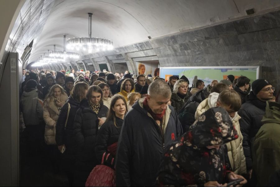 kiew menschen in ubahn