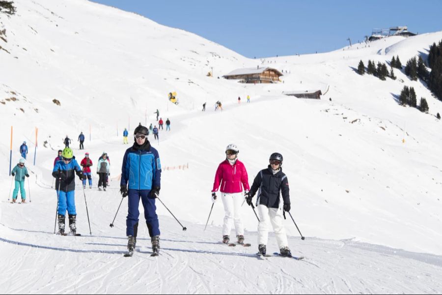 In Adelboden-Lenk BE wird stichprobemässig kontrolliert: Wer erwischt wird, muss ein Tagesticket und im Falle eines Missbrauchs einen Zuschlag von 200 Franken zahlen. Bei Fälschung beträgt d