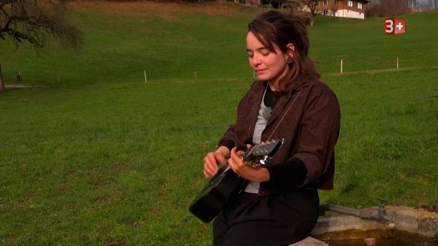 Cécile macht ihre Ausbildung zur Landwirtin auf einem Erlebnishof.