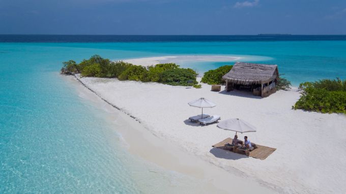 Soneva Fushi bietet Luxus mit dem Charme eines Robinson-Crusoe-Abenteuers – eine Inselerfahrung, die Naturverbundenheit vor opulente Palastmomente stellt. Malediven, Picknick am Strand