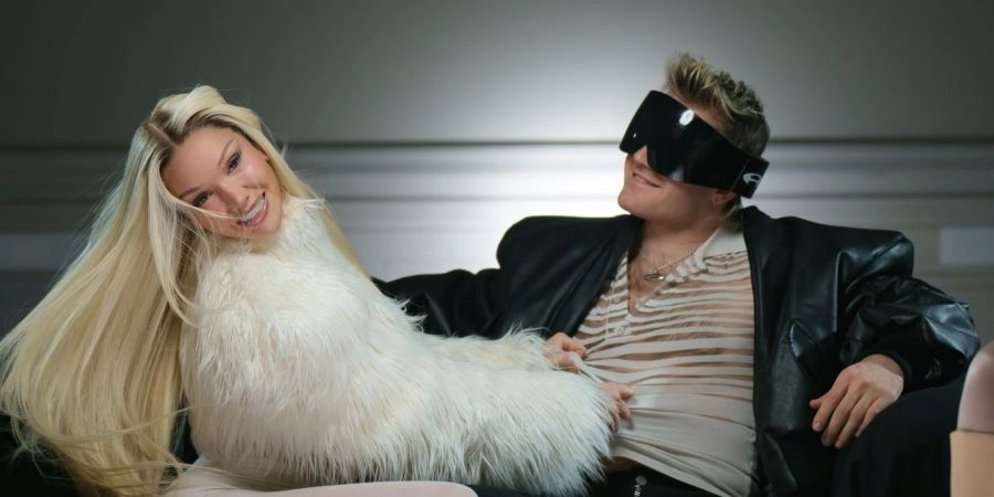 Shirin David und Ski Aggu sitzen auf einem Sofa bei einem Fototermin für ihren Song «Atzen & Barbies»