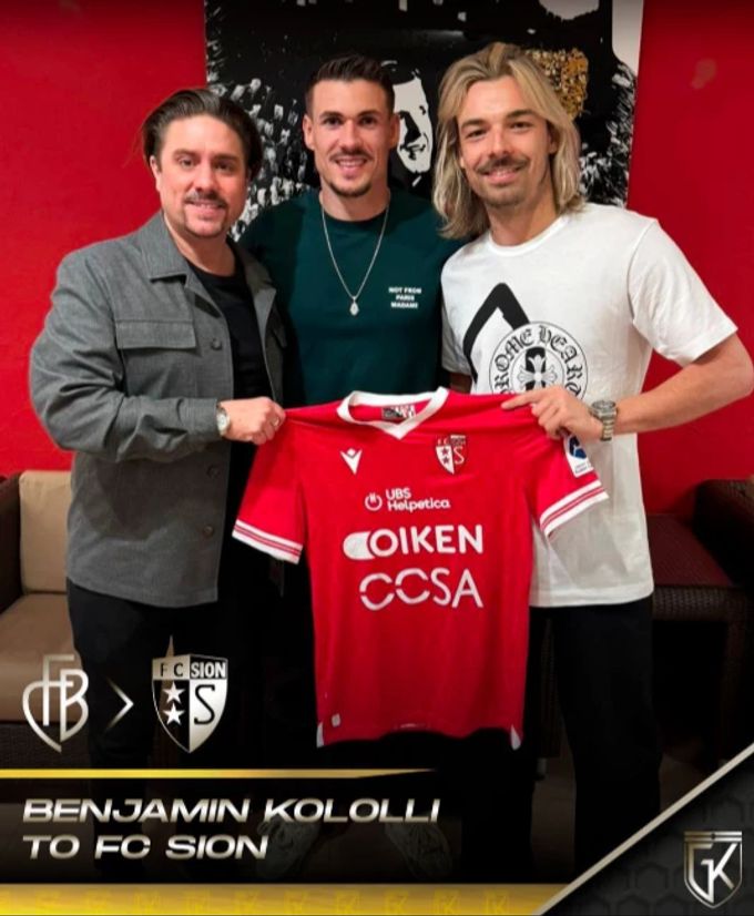 Benjamin Kololli (Mitte posiert mit FC Sion Sportchef Barth Constantin (rechts) und Berater Michel Urscheler. FC Sion