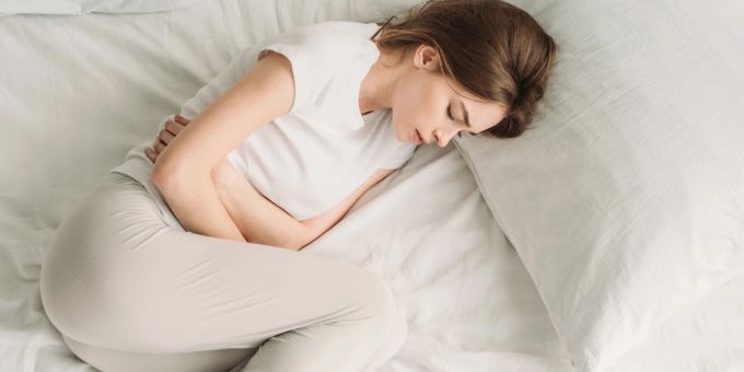Frauen mit einem prämenstruellen Syndrom (PMS) leiden vor der Periode unter anderem an Unterleibsbeschwerden. Bauchschmerzen