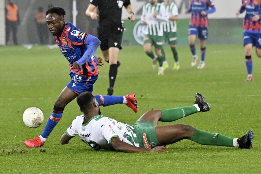 Der Basel-Ivorer tankt sich durch und liefert den Assist zu Kades vermeintlichem 1:1-Ausgleich.