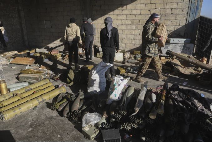 Rebellen in Damaskus zeigen die konfiszierten Waffen der Assad-Soldaten, die nach deren Flucht zurückgelassen wurden. Assad Syrien Regime