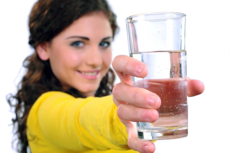 frau mit wasserglas