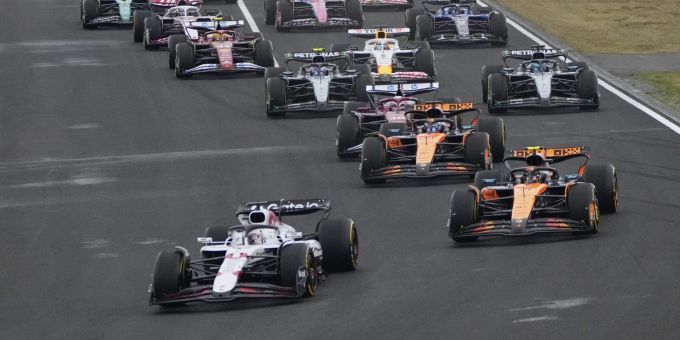 Max Verstappen hält die McLaren beim GP von Japan in der Formel 1 in Schach. Max Verstappen formel 1