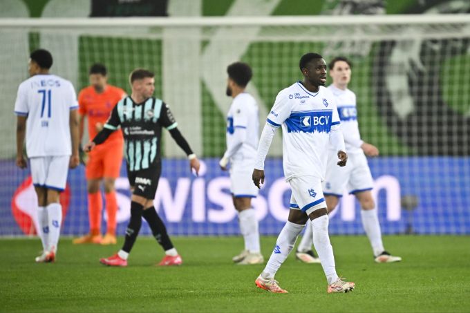 Marvin Senaya (Lausanne) fliegt gegen den FC St.Gallen vom Platz. FC St.Gallen Lausanne Sport