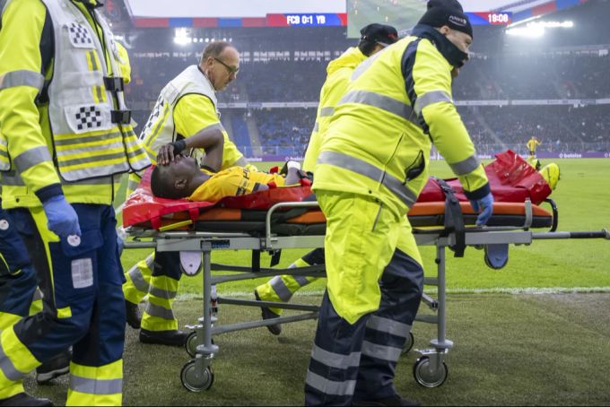 YB-Stürmer Ebrima Colley verletzt sich im Spiel gegen den FC Basel. YB FC Basel