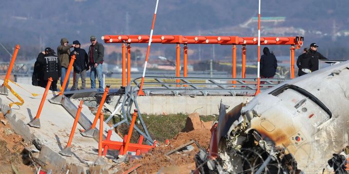 Experten stellen die Sinnhaftigkeit der Mauer am Ende der Landebahn infrage. Experten stellen die Sinnhaftigkeit der Mauer am Ende der Landebahn infrage.