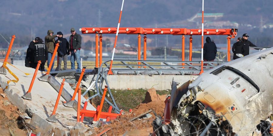 Experten stellen die Sinnhaftigkeit der Mauer am Ende der Landebahn infrage.