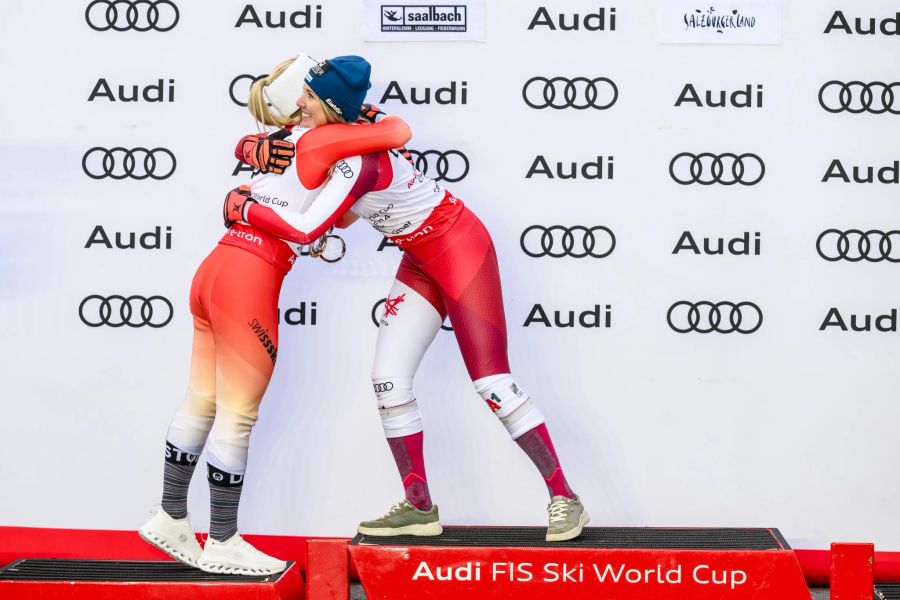 Lara Gut-Behrami gratuliert Cornelia Hütter zum Sieg im Abfahrts-Weltcup.