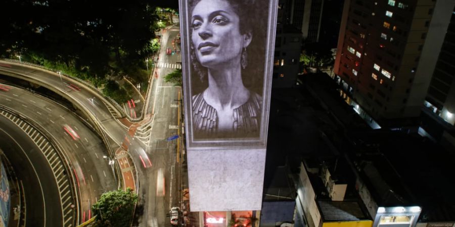 ARCHIV - Auf eine Fassade eines Gebäudes in der Avenida Consolacao ist ein Fotos der Stadträtin Marielle Franco projiziert. Fünf Jahre nach dem Mord an dem linken Polit-Star Marielle Franco, wurde in Rio de Janeiro der verstorbenen Stadträtin gedacht. Foto: Allison Sales/dpa