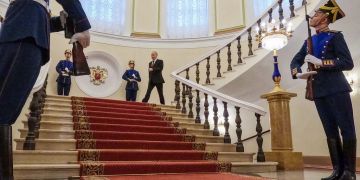 Mit einer pompösen Zeremonie im prunkvollen Thronsaal des Grossen Kremlpalasts wurde Wladimir Putin als russischer Präsident eingeführt.