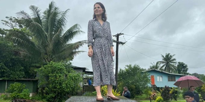 Die deutsche Aussenministerin Annalena Baerbock besichtigt ein Dorf auf den Fidschi-Inseln, welches wegen Überschwemmungen umgesiedelt wird. - Michael Fischer/dpa Fidschi Baerbock