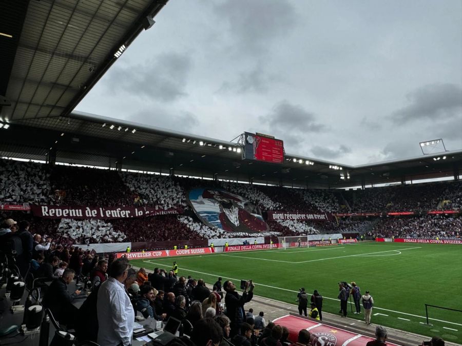 Die Servette-Fans präsentieren ihr Werk.