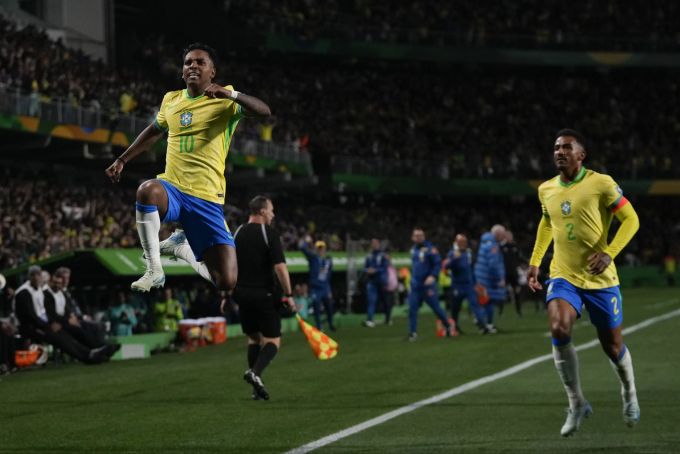 Rodrygo bejubelt seinen Treffer für Brasilien. Rodrygo