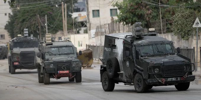 Israelische Panzerfahrzeuge fahren während einer Militäroperation im Westjordanland.n. (Archivbild) Israelische Panzerfahrzeuge