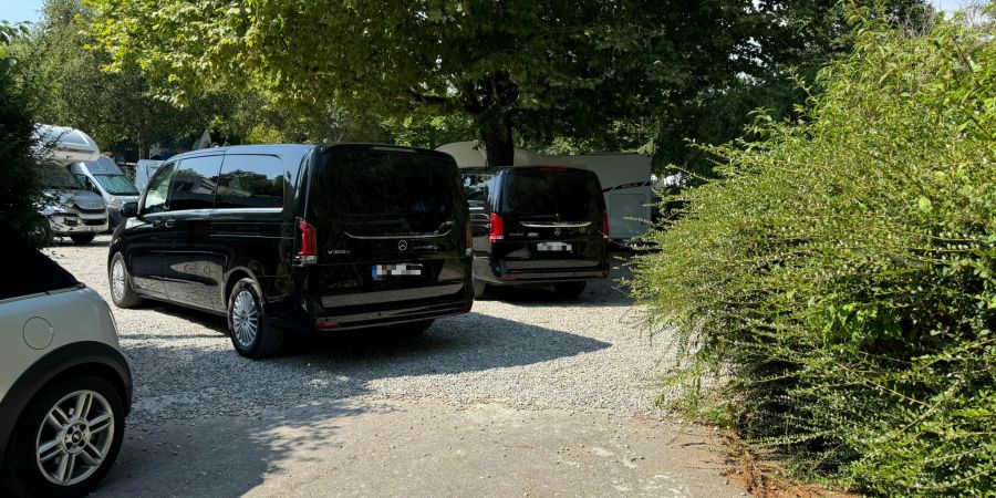 Schwarze Vans stehen vor dem Lokal am Zürichsee.