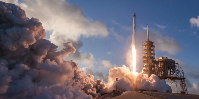 SpaceX rakete loch atmosphäre