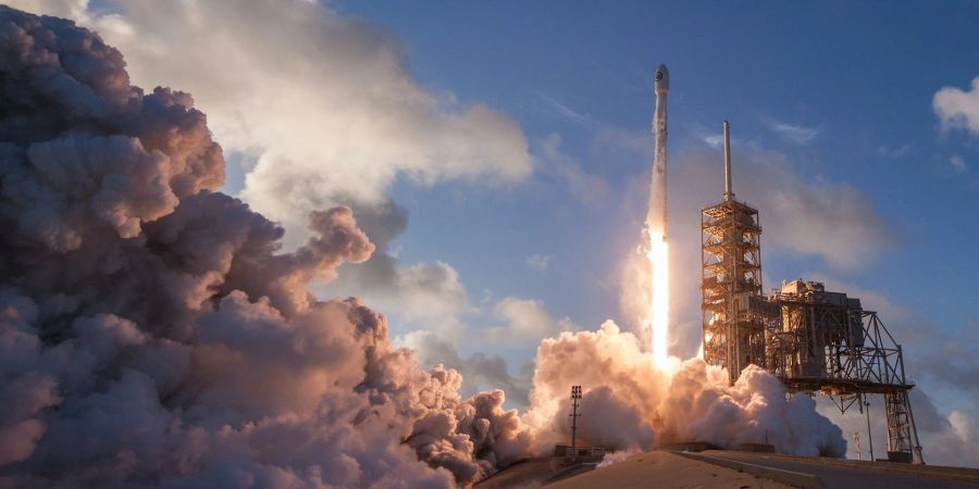 SpaceX rakete loch atmosphäre