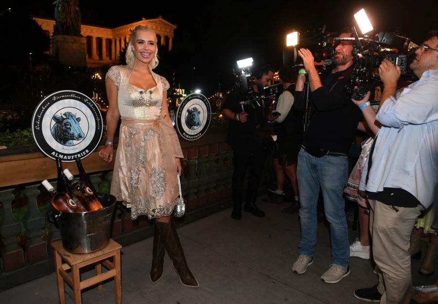 Verena Kerth posiert beim traditionellen Almauftrieb für die Fotografen.