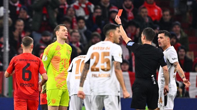 Manuel Neuer (2.v.l.) sieht die erste Rote Karte seiner Karriere. Bayern München