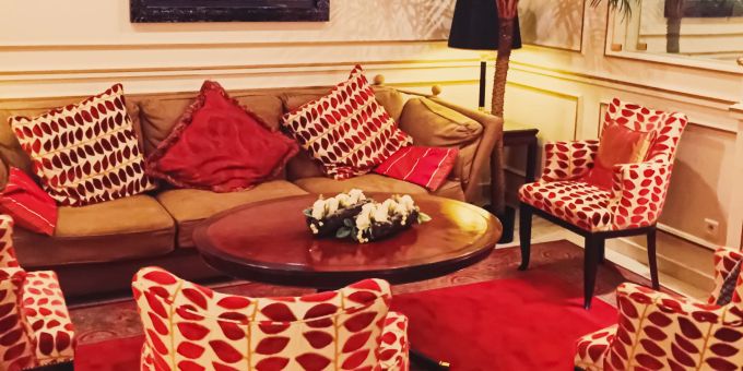 Kräftige Farben und Muster dürfen beim Maximalismus-Design nicht fehlen. Maximalismus