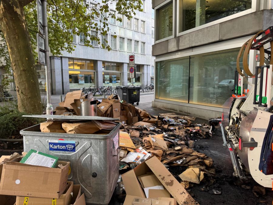 Am Beatenplatz in Zürich brannte Karton.