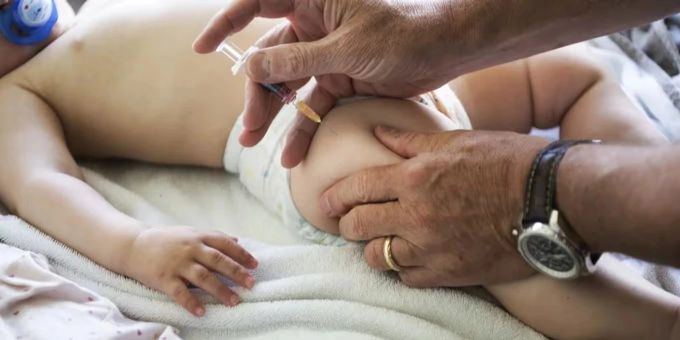 Der Wirkstoff Nirsevimab könnte das Risiko einer schweren RSV-Erkrankung bei Babys stark reduzieren. Baby Nirsevimab