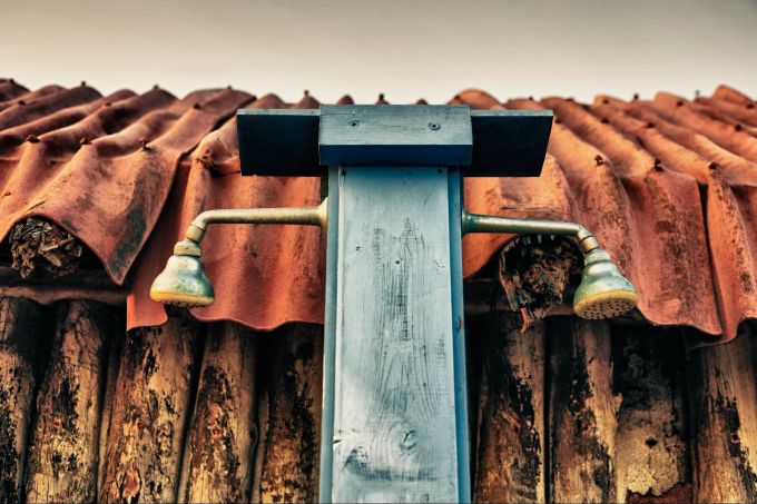Einige wenige Hütten verfügen über eine Dusche im Freien oder in der Hütte. Dusche