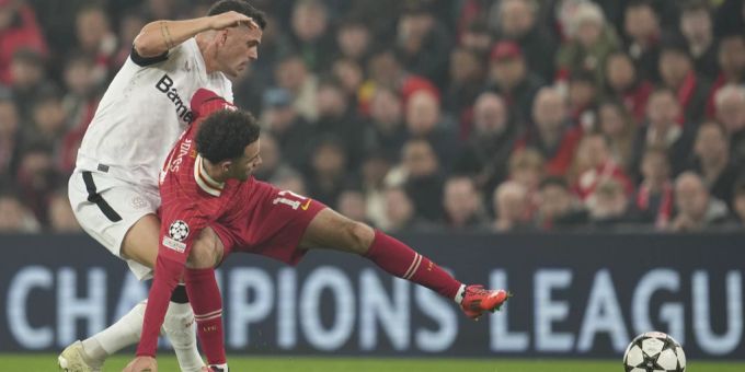 Granit Xhaka kämpft mit Liverpools Curtis Jones um den Ball. Granit Xhaka CHampions League