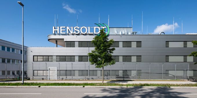 Aussenansicht des HENSOLDT-Gebäudes in Taufkirchen. Hensoldt Gebäude Logo