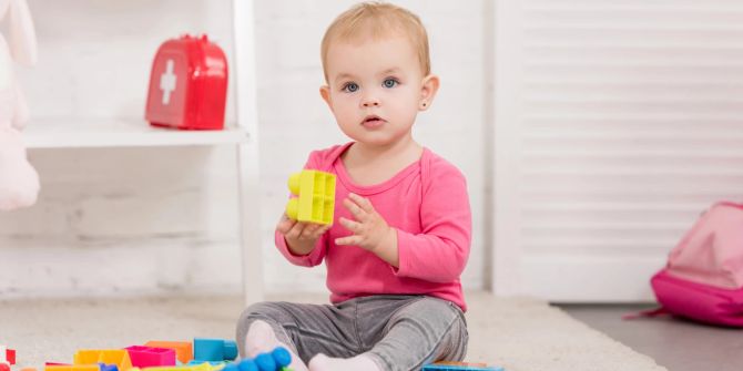 süsses mädchen mit spielzeug