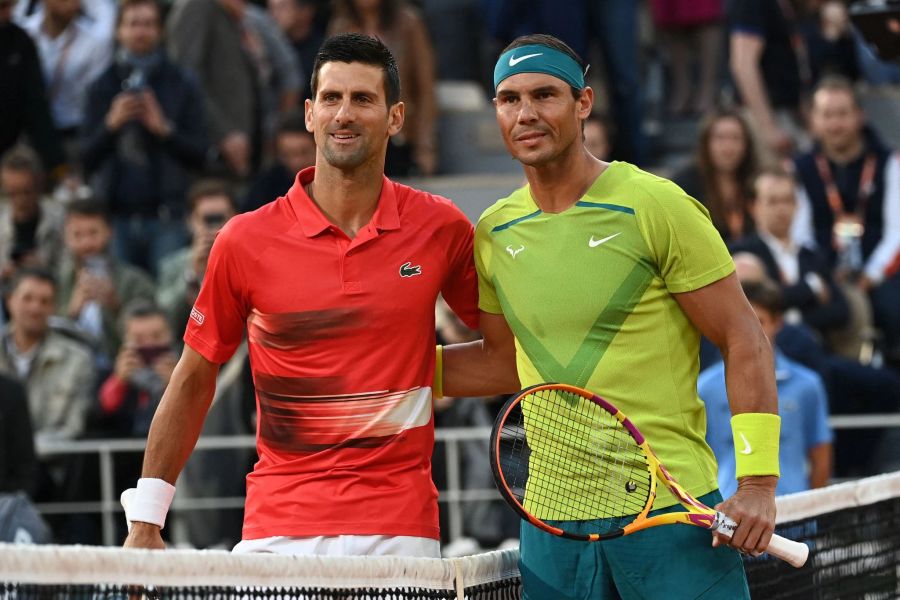 Novak Djokovic (l) und Rafael Nadal sind zwei von sechs Stars beim Show-Turnier in Saudi-Arabien.