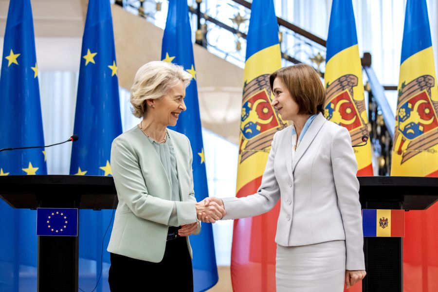 Das Land sagte Ja, allerdings nur knapp. Hier im Bild: EU-Kommissionspräsidentin Ursula von der Leyen mit Präsidentin Maia Sandu.