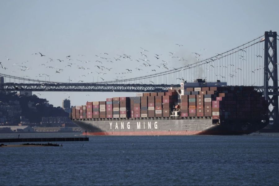 Zusätzlich heizt Trump die Spannungen mit wirtschaftlichen Drohungen an. Für seinen Amtsantritt am 20. Januar hat er Zollerhöhungen angekündigt. Hier ein Frachter im Hafen von Oakland.