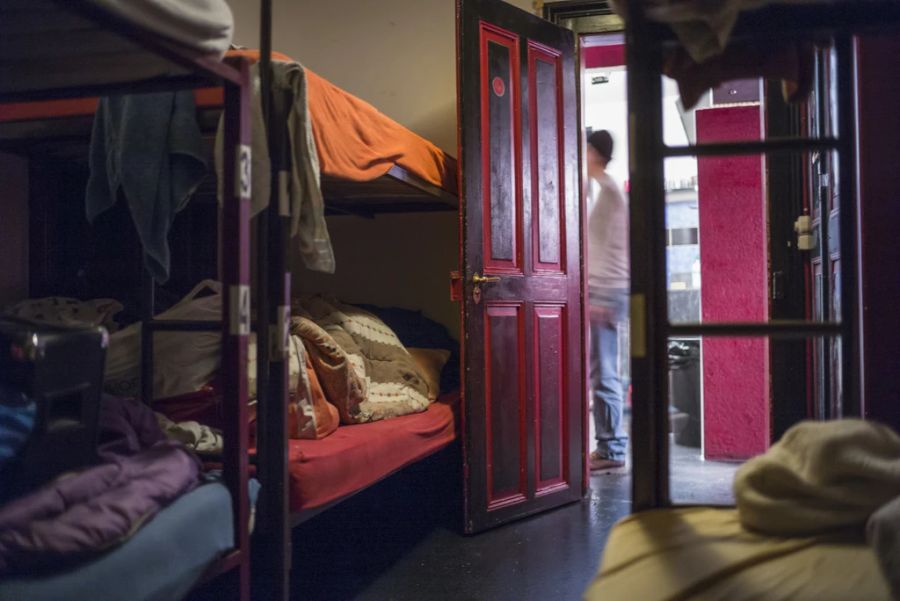 Viele Notschlafstellen – hier der Sleeper in Bern – sind überfüllt und müssen Leute abweisen. In den Mehrbettzimmern kommt es oft zu stressigen Situationen.