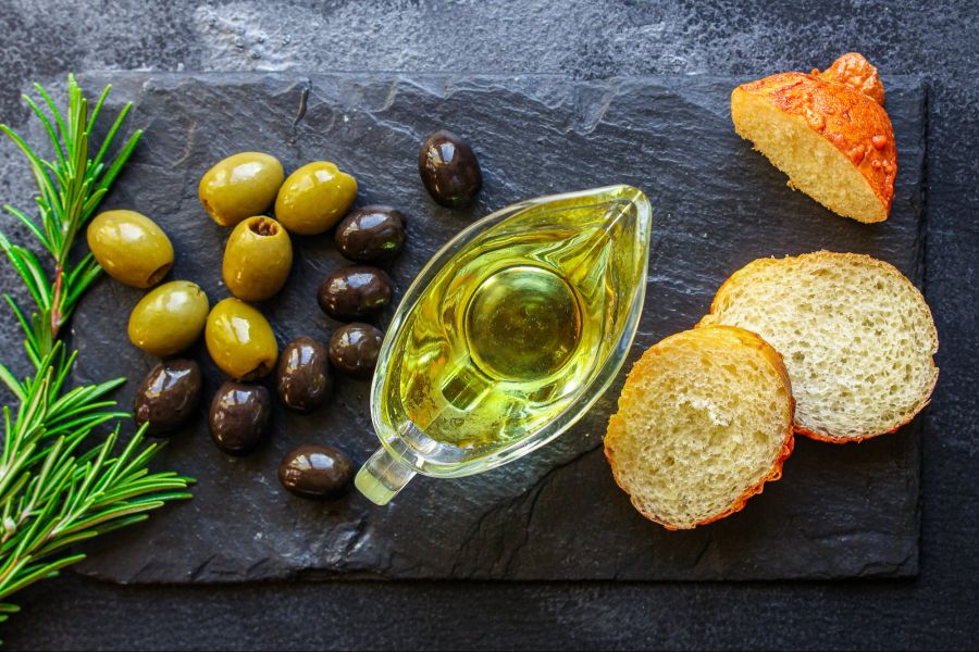 Oliven, Olivenöl und Brot