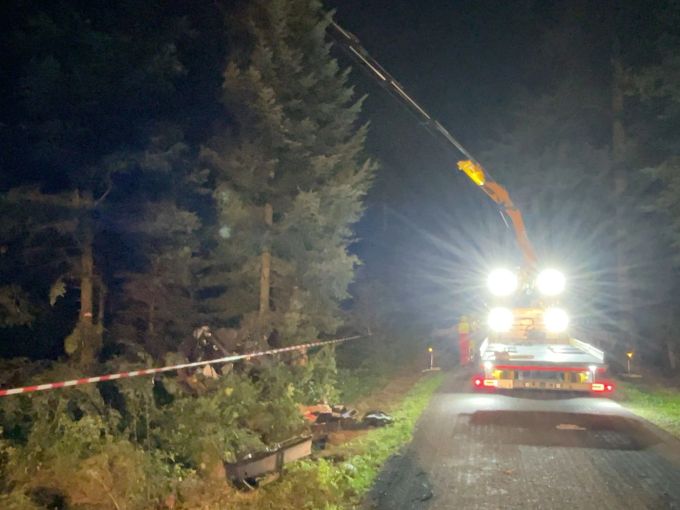 Das Auto musste mit einem Kran geborgen werden. Auto geborgen