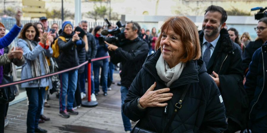 Jeden Tag kommen Dutzende Menschen ins Gericht, um Gisèle Pelicot zu unterstützen.