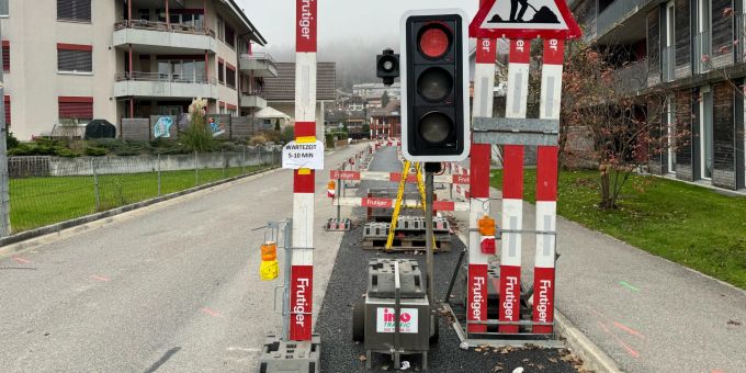 An dieser Ampel in der Berner Gemeinde Heimberg müssen Autofahrende teilweise bis zu zehn Minuten warten. Ampel Baustelle Heimberg