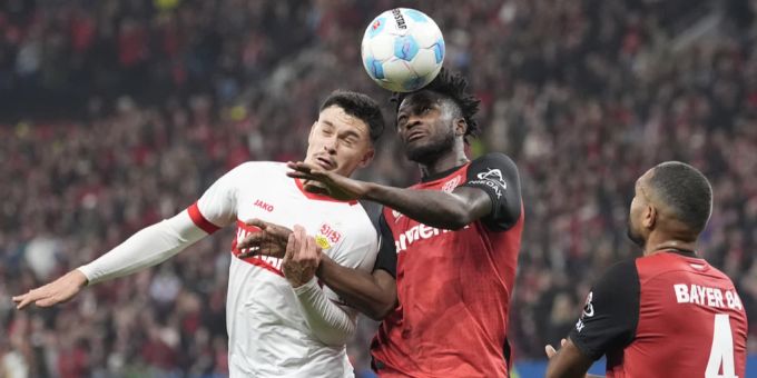 Fabian Rieder im Spiel mit dem VfB Stuttgart gegen Granit Xhaka. Fabian Rieder