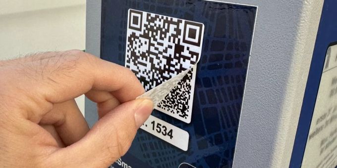 Betrügerbanden versuchen mit gefälschten QR-Codes auf Parkuhren an Kreditkartendaten zu gelangen. Betrügerbanden