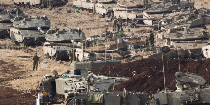 Israelische Soldaten arbeiten an Panzern in einem Bereitstellungsraum im Norden Israels nahe der israelisch-libanesischen Grenze, Dienstag, 1. Oktober 2024. (AP Photo/Baz Ratner) usa israel