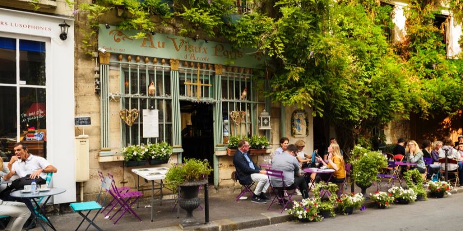 Restaurant Strasse Blumenfassade Paris