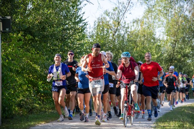 Bei seinen 106 Triathlons war Jonas Deichmann praktisch nie allein unterwegs. Hier trägt er die Startnummer 106 - symbolisch für den Weltrekord. Triathlon Weltrekord Jonas Deichmann